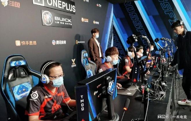 作为来自法 作为来自法